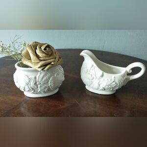 VillaVerde Kari Walmsley Embossed White "Ivy & Strawberries" Sugar/Creamer